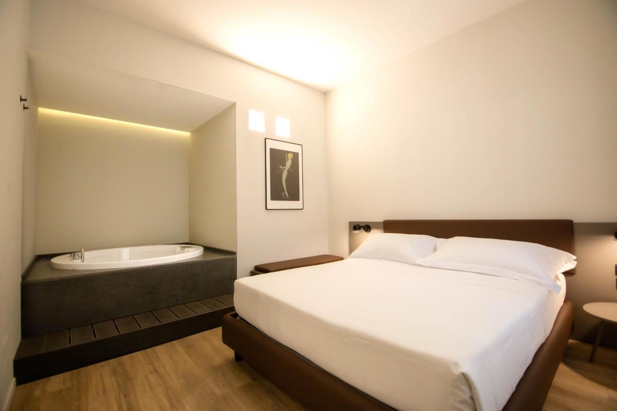 Palazzo Bellocchi - Suites & Apartments Bríndisi Habitación foto